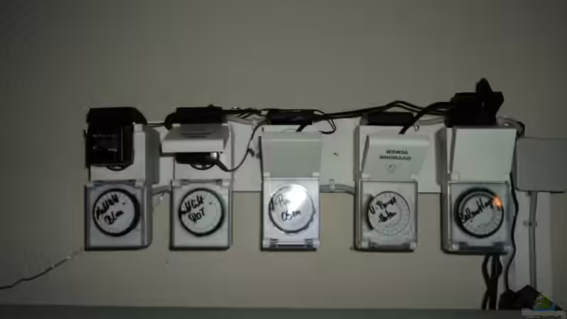 Schaltzeituhren über dem Becken von Michael Boeck (48)