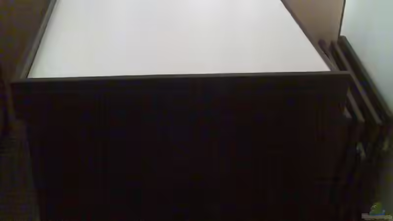 Schrank verkleidet, Türen sind ausgehängt und stehen rechts daneben von Crenii (8)