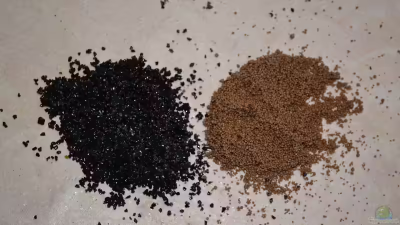 Schwarzer und brauner Kies, für die Rohre, aber auch für den Bodengrund im AQ. von GGuardiaNN (29)