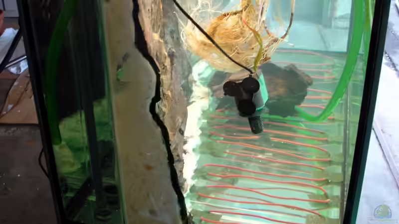 Seitenansicht mit Blick auf Ablaufschacht und 3D-Rückwand von Andreas Sperk (10)