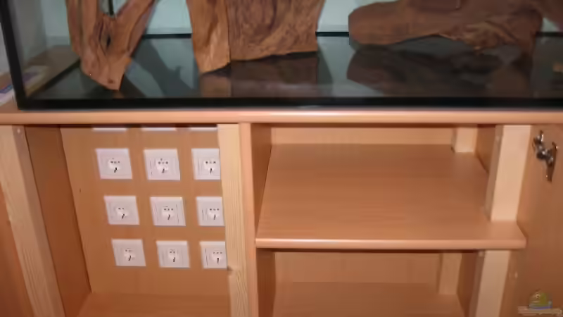 Selbstgebauter Unterschrank mit 12-Fach-Steckdosenrückwand von Steffen L. (3)