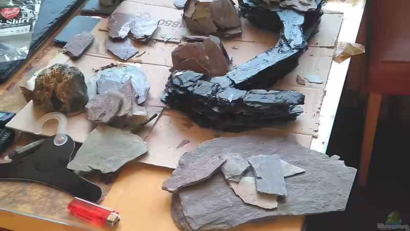 So fing es an. Mit Bike und Rucksack in den Wald und Schiefer für die Terrasse und die Höhlen gesucht. 30kg im Rucksack sind schwer.???? von AdrianSoS (13)