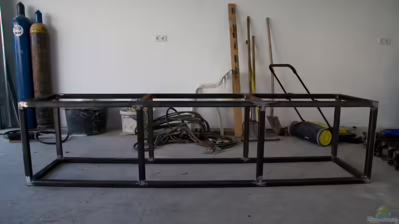 Stahlrohrrahmen als Grungerüst des Schrankes von Applehorsti (2)