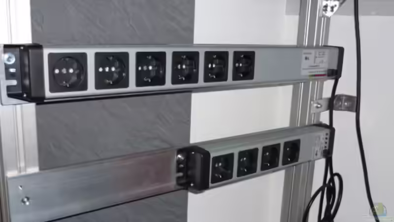 Steckdosenleisten von GHL. Viel zu wenig. Die untere wird durch die obere ersetzt von OldFriend (22)