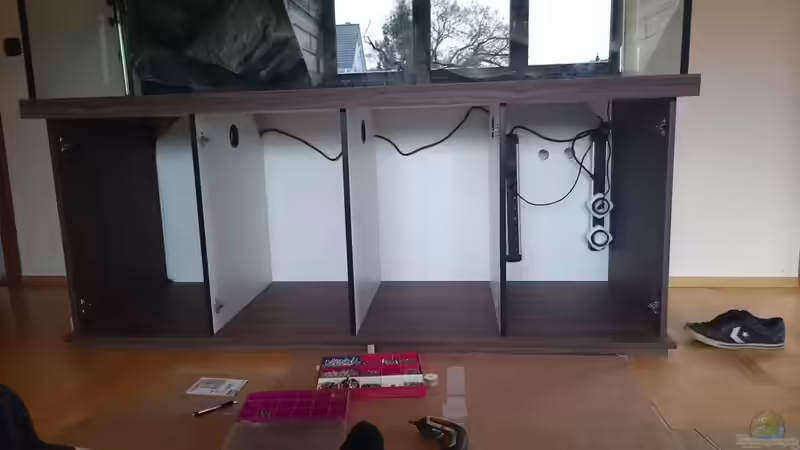 Steckdosenleisten werden angeschraubt von Tobias Summerer (44)