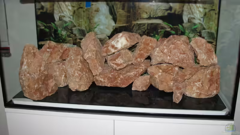 Steinaufbauten auf der Plexiglasplatte von WSP (4)