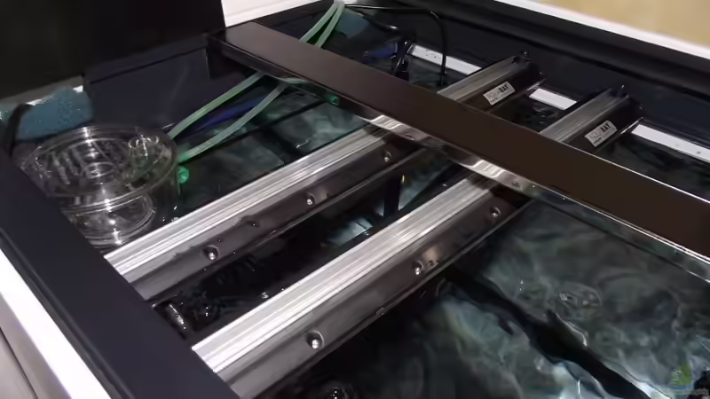 Technik im Aquarium Midi-Cube Meerwasser von Dr. Manhattan (19)