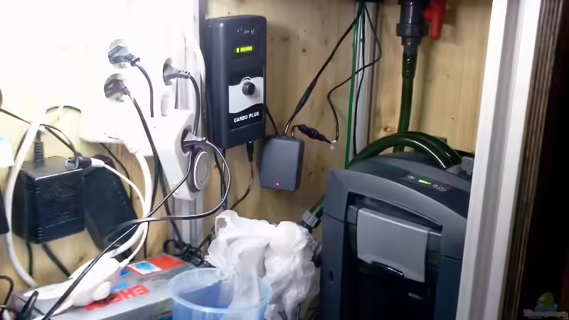Technik im Aquarium Raumteiler von Tommarlon (5)