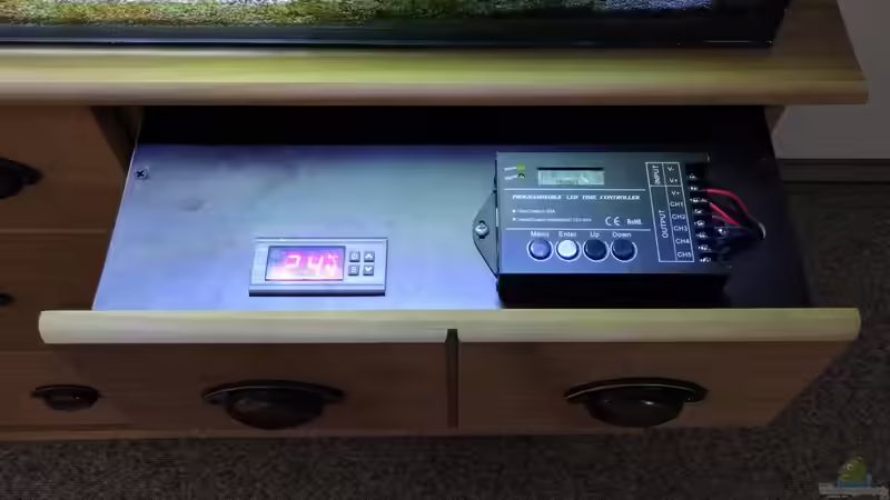 Technik versteckt im Schubladen. Links die Temperaturregelung, recht die Lichtsteuerung. von Mike Steidl (16)