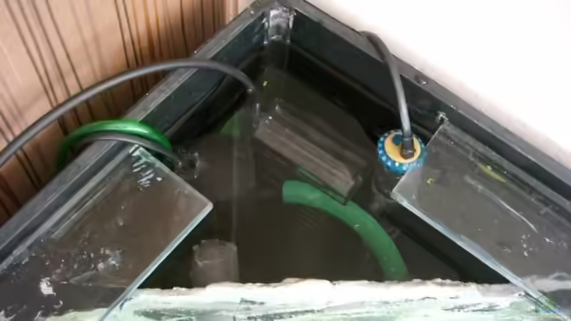 Technikecke im Becken, hinter der R-Wand verschwinden Bodenbohrungen, Heizstab, CO2 von Jörg Schneider (15)