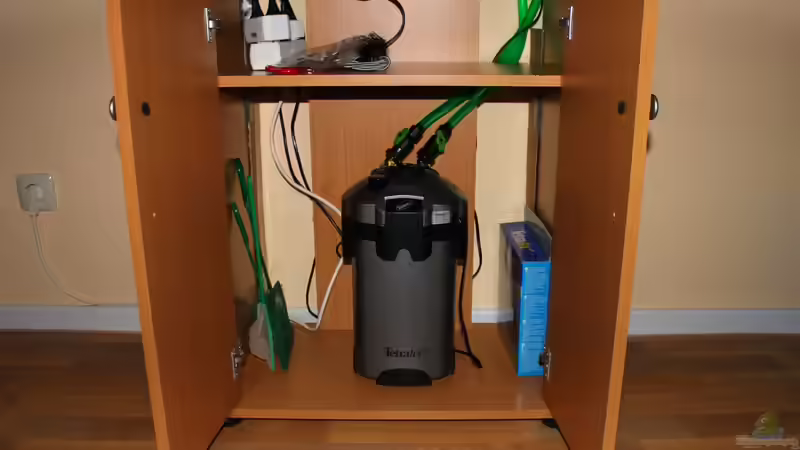 Tetratec EX 700 angeschlossen im Schrank von Springer (23)