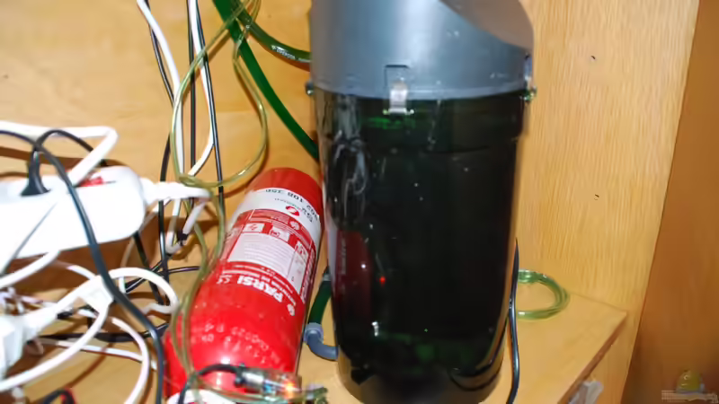 the filter in the cabinet below the tank von lomarraco (43)