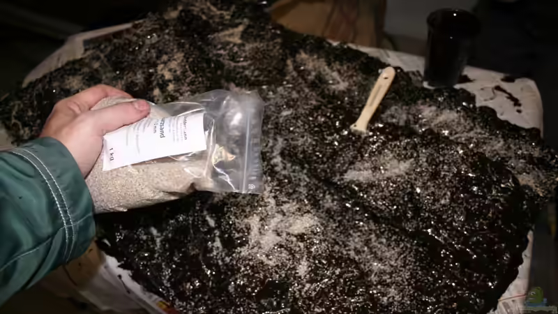 Um der Oberfläche den Glanz zu nehmen wird sie mit feinem Quarzsand bestreut  von @mazonas (40)