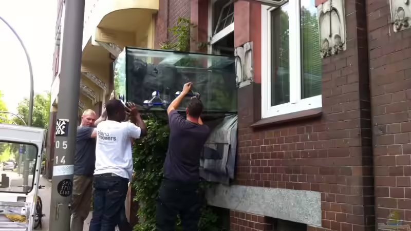 Und ab durchs Fenster damit  ...... 8 Mann, 400 Kg , 300 x 80 x 80 cm Glas, und ein Fenster welches 2,4 meter vom Boden ist .... nie wieder ..