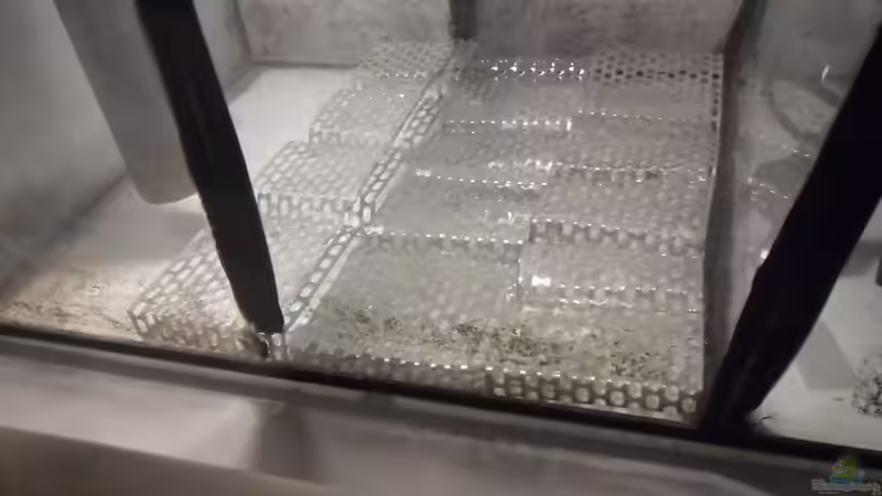 und da die trennung zwischen boden und dem filtermaterial von kleines becken (18)