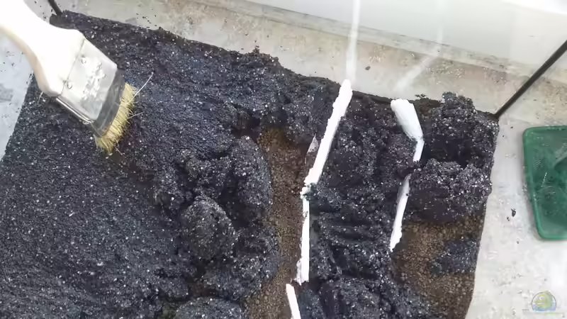 Unten das Substrat und oben drüber der Kies. Mit etwas Styropor wird eine temporäre von Blubberblubs (3)