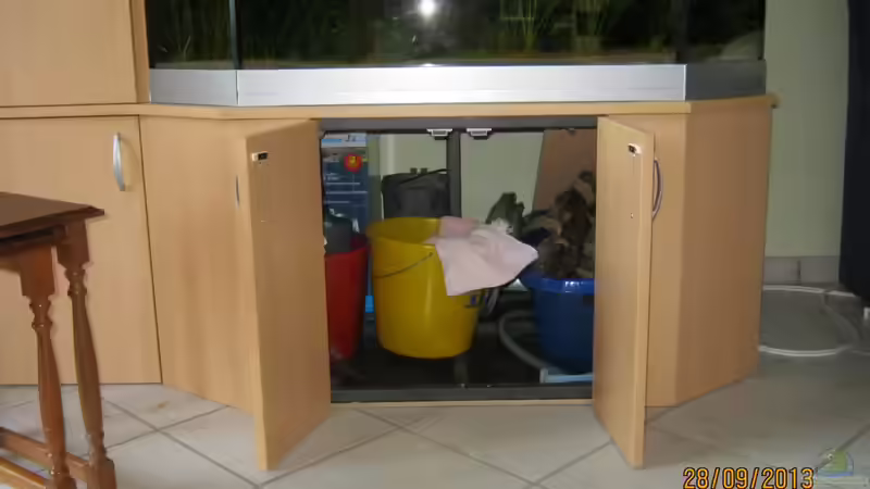 unter dem Becken ist viel Platz für nicht gebrauchtes Deko-Material und Zubehör von Paul B. (11)