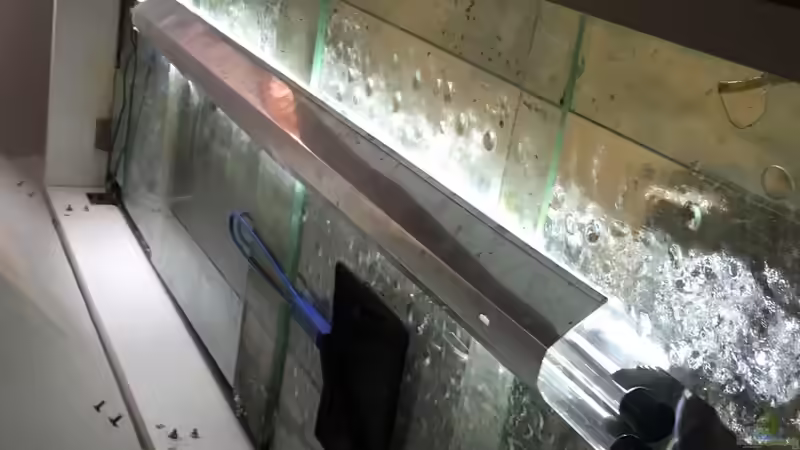 Unter der Abdeckung der Led balken von Malawi Appel (5)