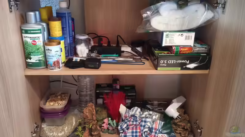 Unterschrank reichlich gefüllt mit benötigtem Zubehör, sowie Technik aus meinem alten 30er Cube von Solvin (25)