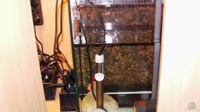 Unterschrankfilter längs eingebaut mit Filtermatte und Lavagestein von H.T. (19)