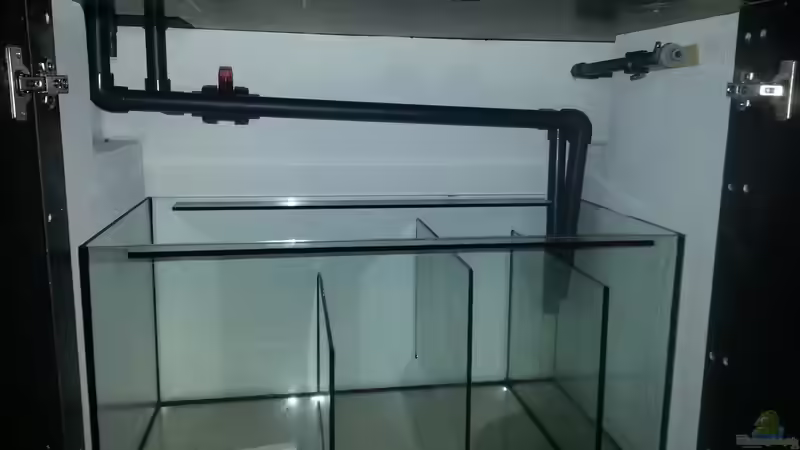 Verrohrung ins Filterbecken sowie der Gardena-Anschluss für Wasserwechsel von tripledad (19)