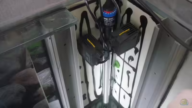 verstauung der technik im eck-mattenfilter von Tiburón (33)