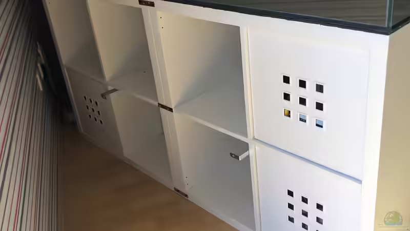 Von hinten sind die zwei Kallax mit Flacheisen verbunden und mit Winkeln an der Wand von DiskusMummy (12)