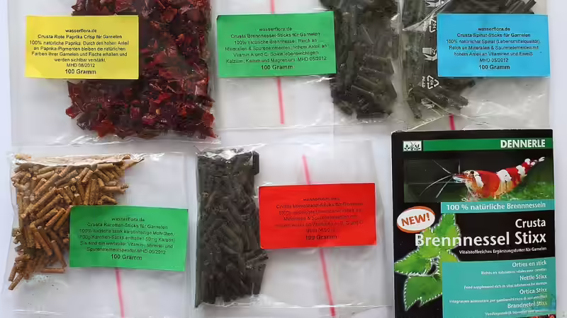 von oben links nach unten rechts: Paprika-Chrisp, Brennessel-Sticks, Spinat-Sticks, Karotten-Sticks, Löwenzahn-Sticks, Dennerle Crusta Brennessel Stixx von Micha (29)
