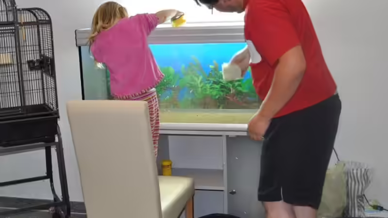 Vor dem Aufbau muss das Becken noch gereinigt werden, Marie hilft fleißig mit. von Patrick Scheffer (2)