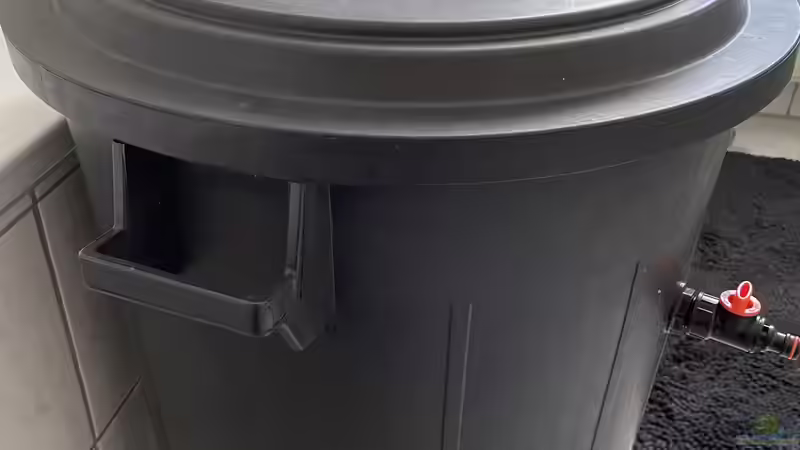 Wasser Auffangbehälter mit Anschluss für Wasserwechsel und Pumpe im Inneren  von Mauri Cangini (26)