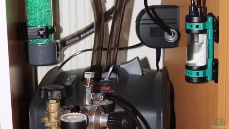 Wassertechnik rechter Teil Aquariumschrank mit CO2 Anlage, Reaktor, Blasenzähler und Filter von Mario_83 (12)