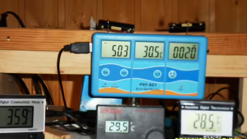 Wasserwerte ganz links Leitwert, oben links Redoxwert. mitte Temperatur, rechts unten von Ulrich Sauerhering (64)