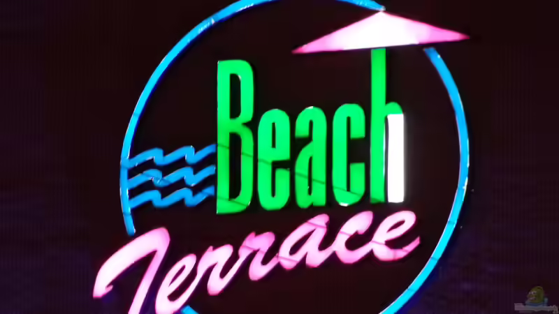 Wie kann ein Leuchtschriftzug am Aquarium angebracht werden?