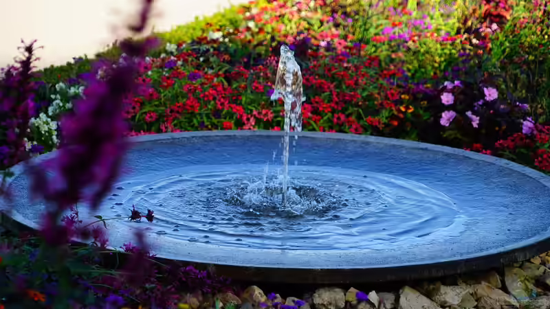 Wie kann man einen Springbrunnen im Garten oder Teich installieren?