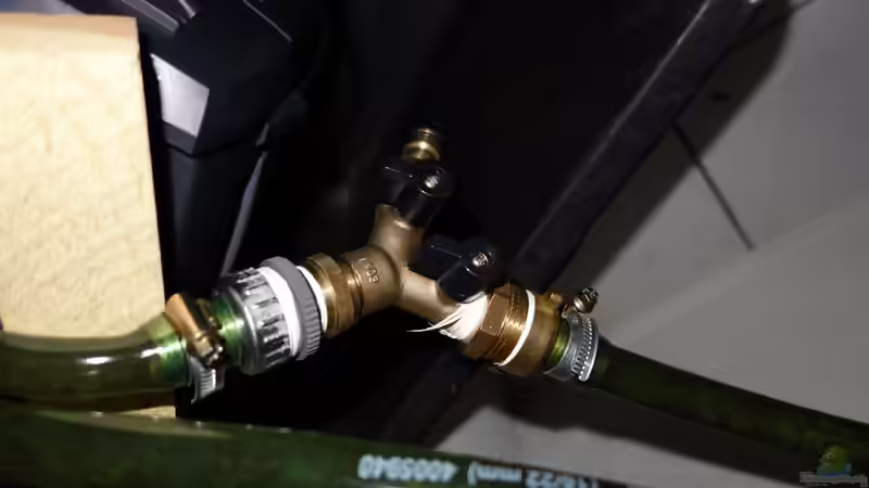 Y-Stück am Filter Ausgang zwischengeschalten. Beim Wasserwechsel wird ein Gardena Schlauch angesteckt und die Ventilschalter umgelegt. von Ba Bu (11)