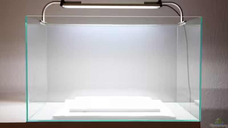 Zum Schutz der Bodenplatte werden einige Styroporplatten ausgelegt. von Arami Gurami (3)