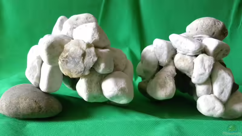 zusammengeklebte (Aquariumsilikon) Höhlen aus kleineren Steinen von did244 (9)