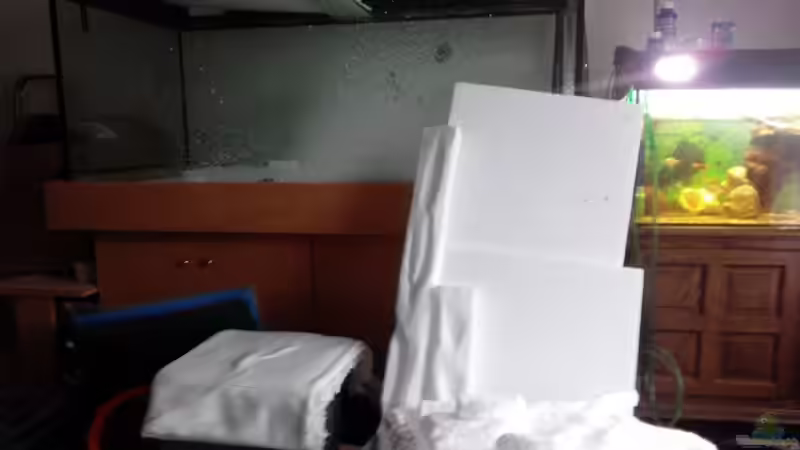 Zuschneiden des Styropors im Becken ;) Ist ne super Arbeit. Bin ja nur froh gewesen, dass mein Becken so groß ist und ich Platz drin habe von Marcel Wagner (2)