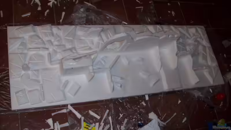 Zweite Rückwand, mit Styropor Terassen  geformt und Steinkonturen von Vili (7)