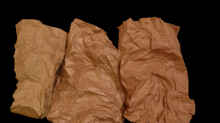 Eine Rückwand in Sandsteinoptik aus zuknüllten Papiertüten