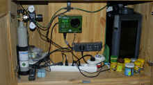 Um Unterschrank befinden sich Stromversorgung, Filter, C02-Versorgung incl. Controller