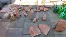 Steine wurden gereinigt und vorsortiert. Vorne Rechts Kunstfelsen