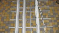 Das Lampengestell mit alten Leuchtstofflampen