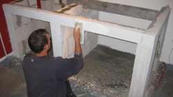 Verputzen mit weißem Rauputz