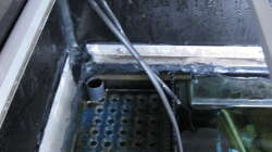 gefüllter Ablaufschacht (Filtermatten) mit Wasser-Verteilerplatte