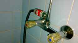 Meine Dusche mit Gardena-Schlauchanschluss für den Wasserwechsel. Ja, ich hab Baby-Blaue