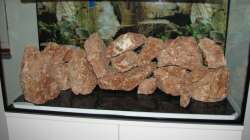 Steinaufbauten auf der Plexiglasplatte