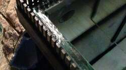 ??berlaufschacht vom noch leeren Becken. Unten links sieht man eine der ??ffnungen