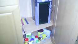 Aussenfilter Zacwagner bearbeitet das Feld hinter der Rückwand