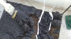 Unten das Substrat und oben drüber der Kies. Mit etwas Styropor wird eine temporäre